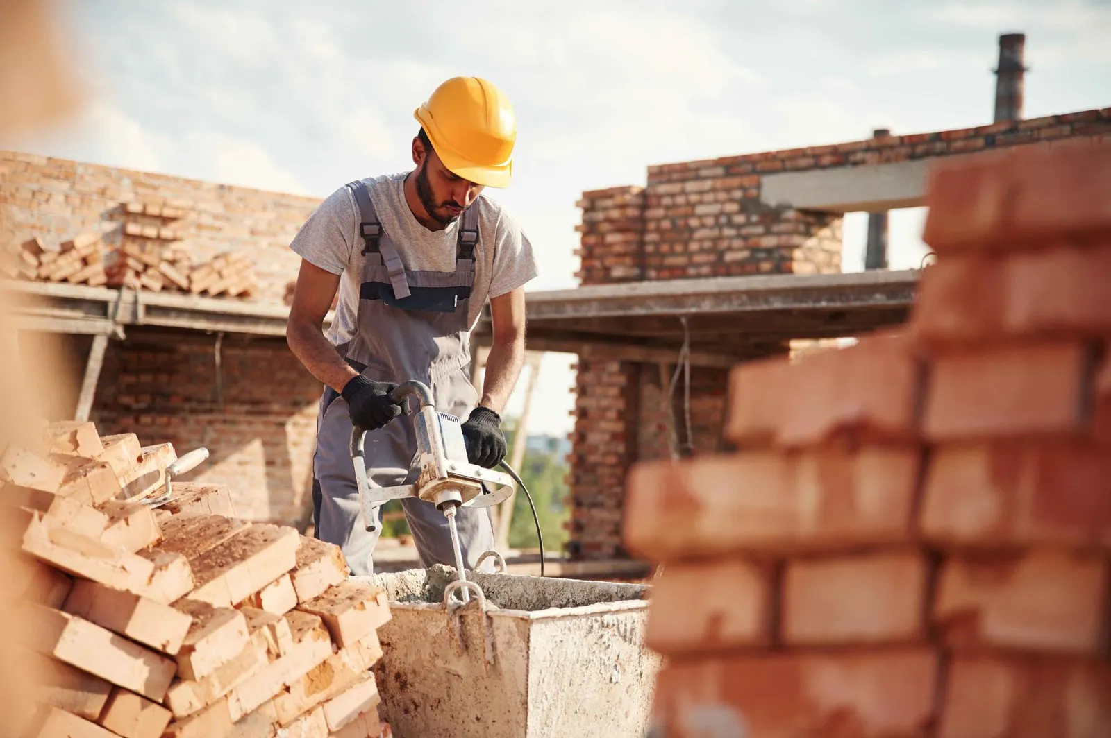 Bouwvakker aan het werk op de bouwplaats — contact met CloudDock, IT-partner op de Veluwe