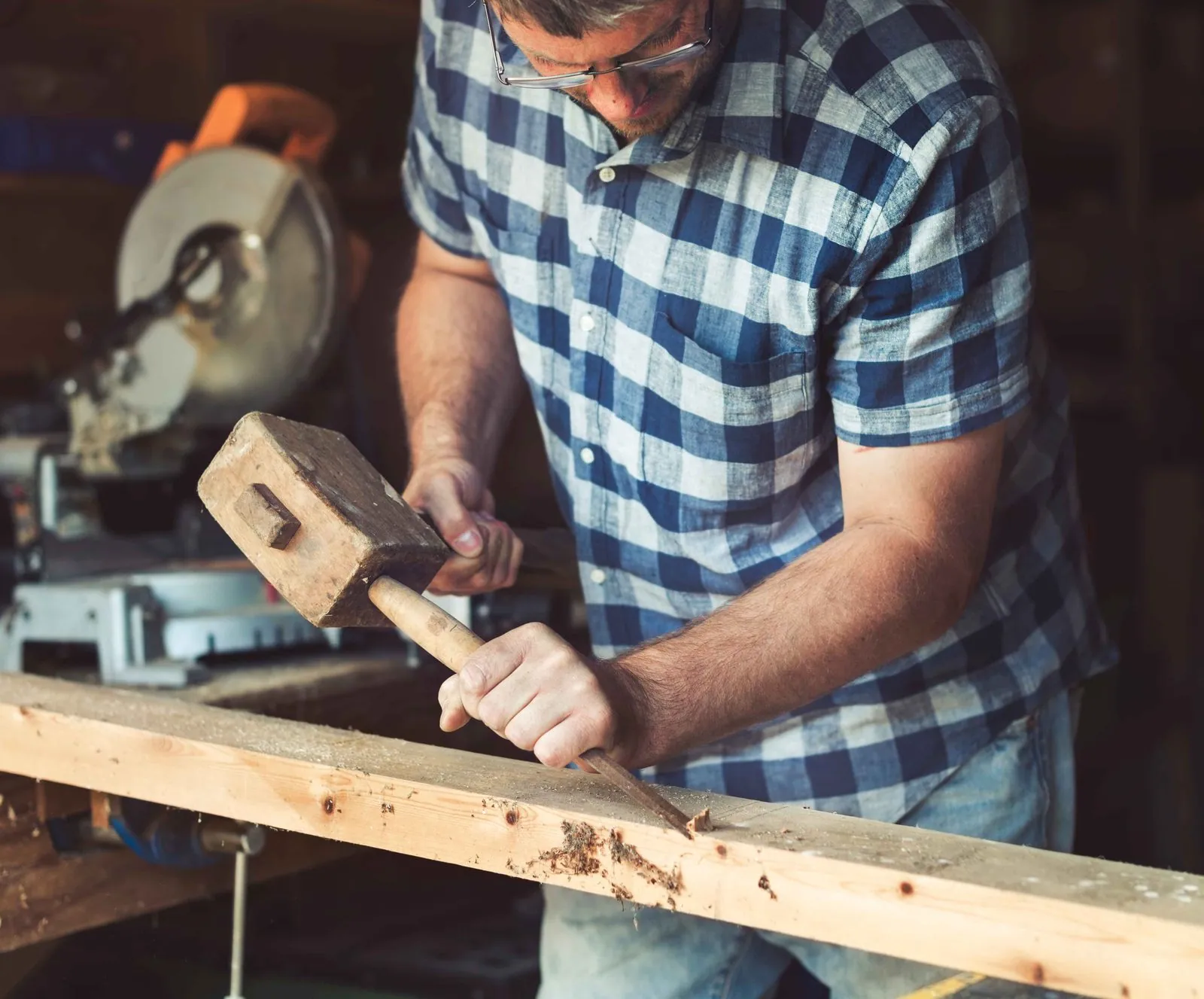 Timmerman bewerkt een houten balk — back-up zodat je nooit je werk kwijtraakt