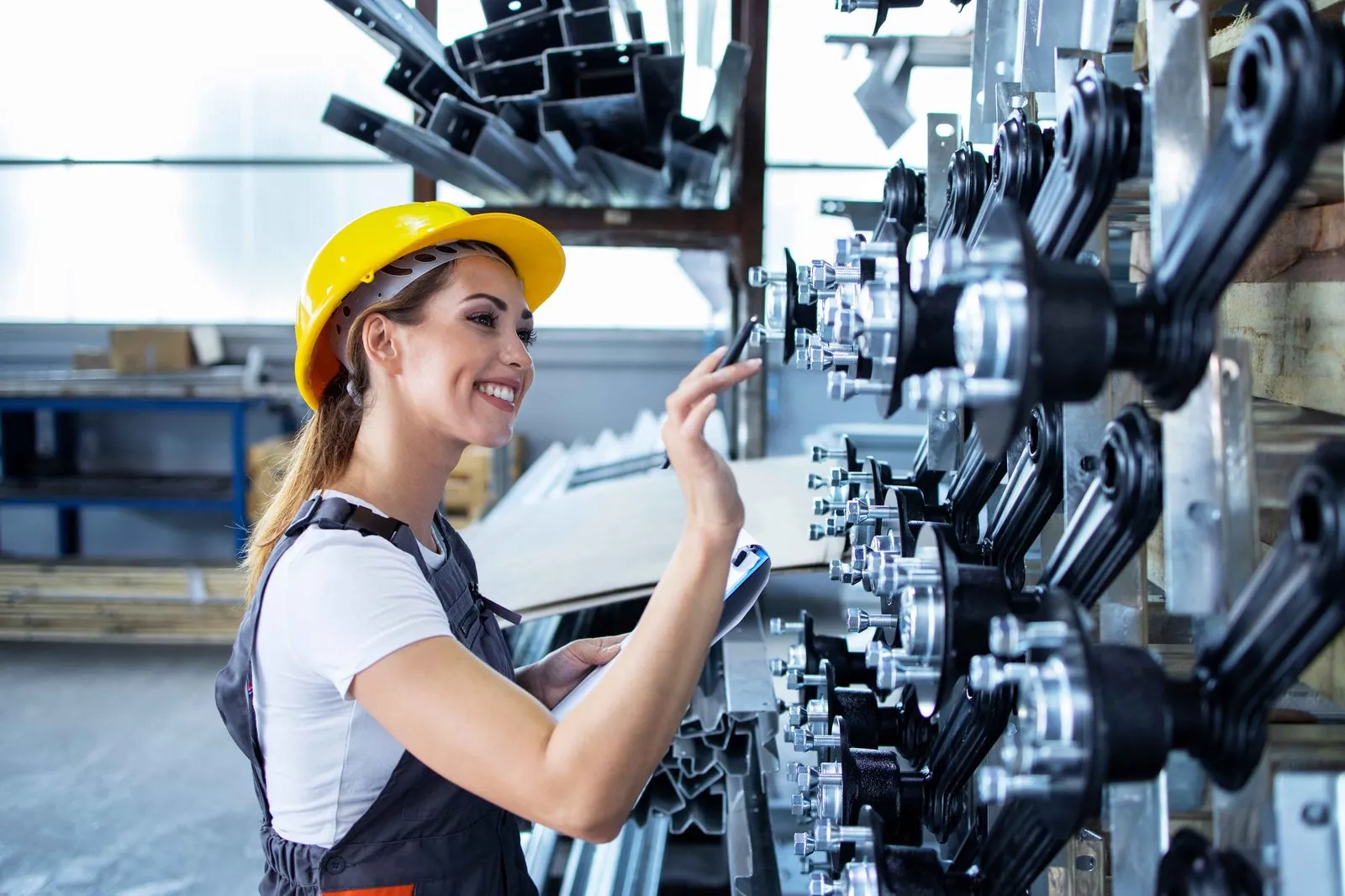 Medewerker bedient een machine in de fabriek — back-up zodat je nooit je werk kwijtraakt