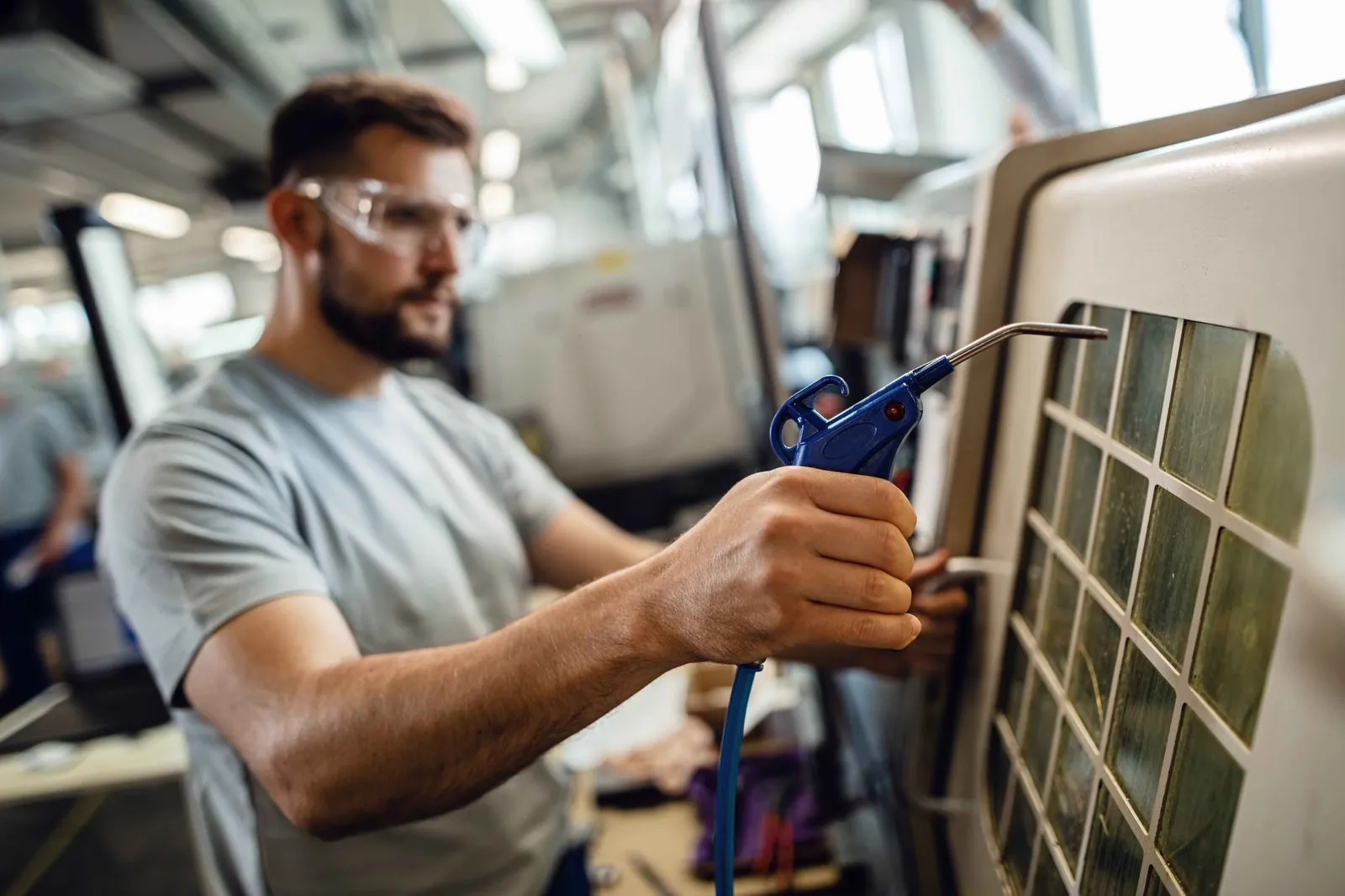 Monteur onderweg met gereedschap, ook zijn werk staat veilig in de back-up