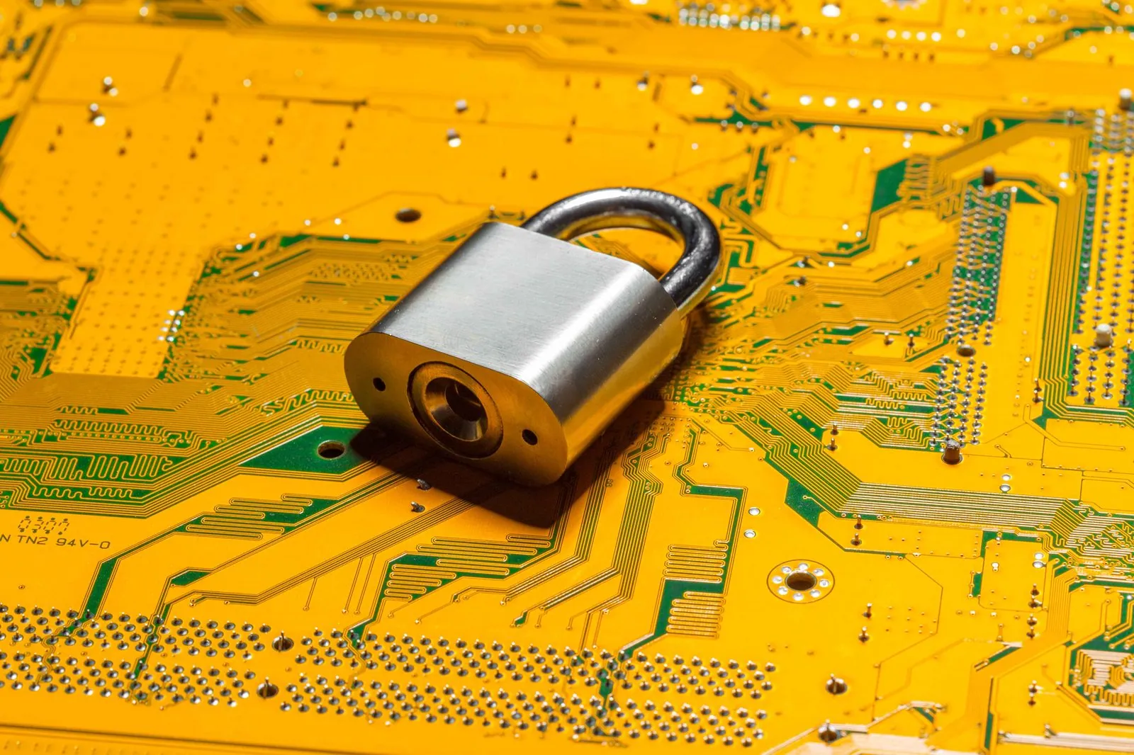 Hangslot op een printplaat — IT afgestemd op jouw werkvloer